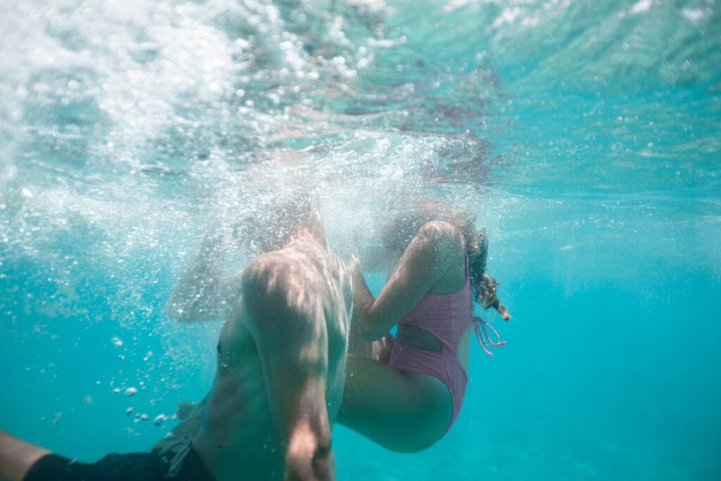 couple plunging underwater elope in hawaii